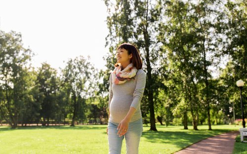 A faixa abdominal ajuda a gestante a caminhar