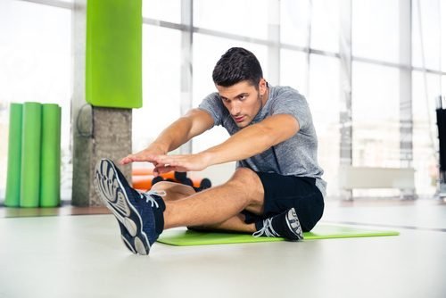 Homem fazendo exercícios