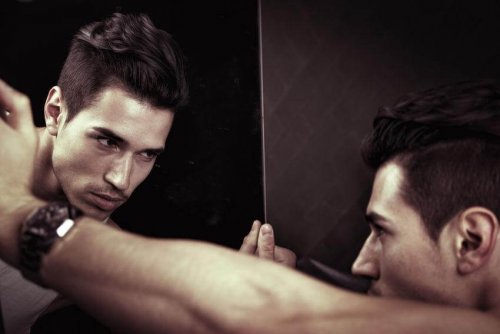 Homem com transtorno narcisista da personalidade