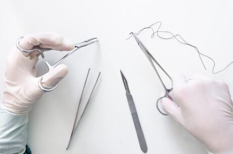 Feridas nas mãos e dedos podem requerer de sutura