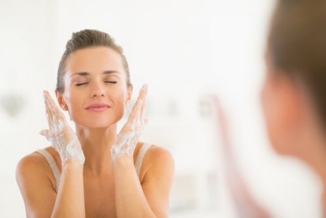 A limpeza do rosto é importante para desobstruir os poros