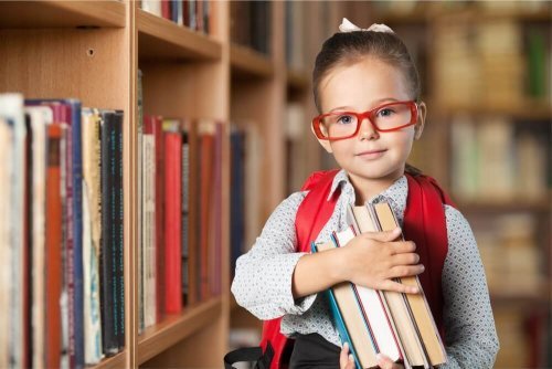 Menina estudando na escola