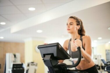As melhores máquinas de academia para queimar calorias e tonificar os músculos
