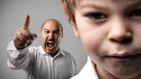 Pai gritando com o filho