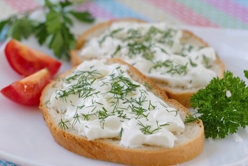 Pão untado com queijo vegano