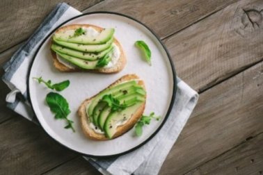 Queijo vegano saudável de abacate com orégano