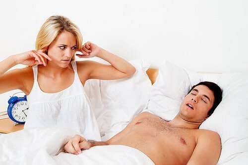 O ronco é um dos sinais de apneia do sono