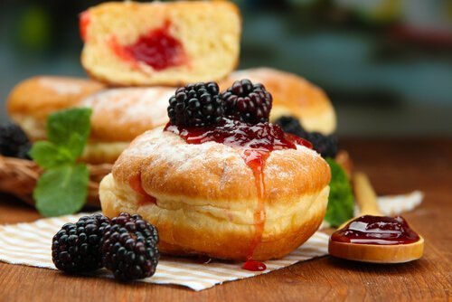 Rosquinhas de doce de leite e framboesas