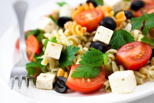Salada mista com macarrão
