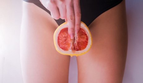 Fruta na região genital