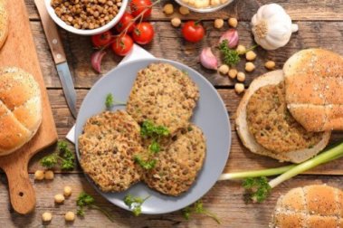 Hambúrguer vegetal com lentilhas e cogumelos
