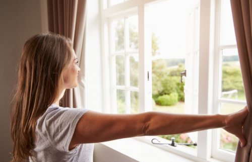 Abrir as janelas ajuda a purificar o ar da casa