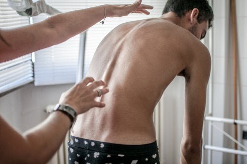 4 exercícios básicos para prevenir a escoliose