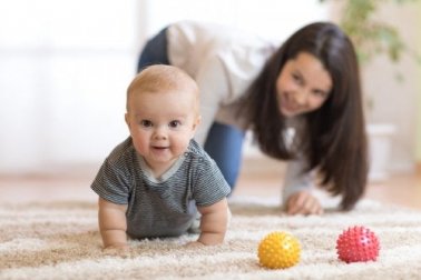 5 dicas para encorajar seu bebê a engatinhar