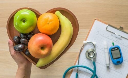 Frutas em uma tigela em forma de coração: melhore a dieta se você for diabético