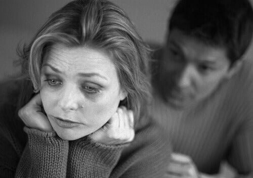 Mulher chorando e homem falando com ela