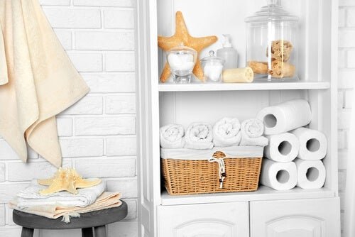 Organizar o banheiro e decorar com frascos de vidro