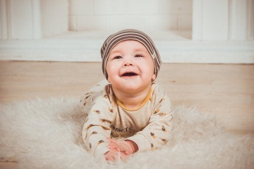 Bebê de barriga para baixo para engatinhar