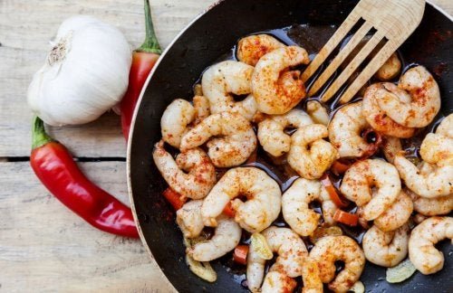 Elementos para preparar macarrão com camarões ao limão