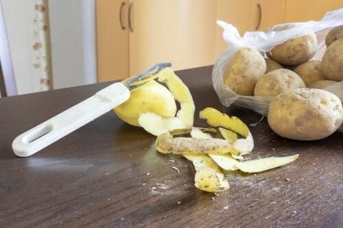 Como preparar produto de limpeza ecológico com cascas de batata