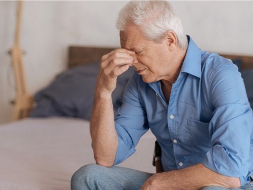 Homem triste pela perda de sua companheira