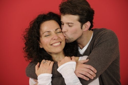 Casal mantendo contato físico