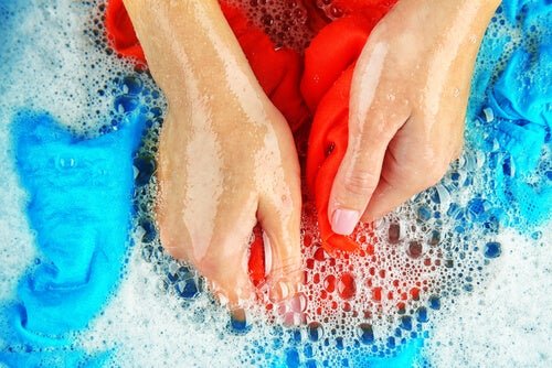 Detergente de cozinha para tirar manchas de óleo da roupa