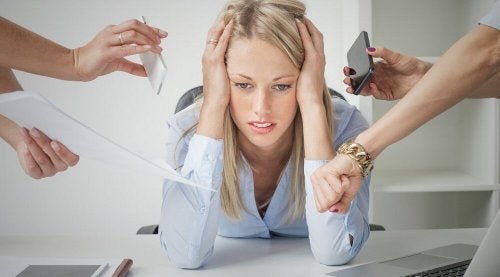 Mulher com estresse no trabalho