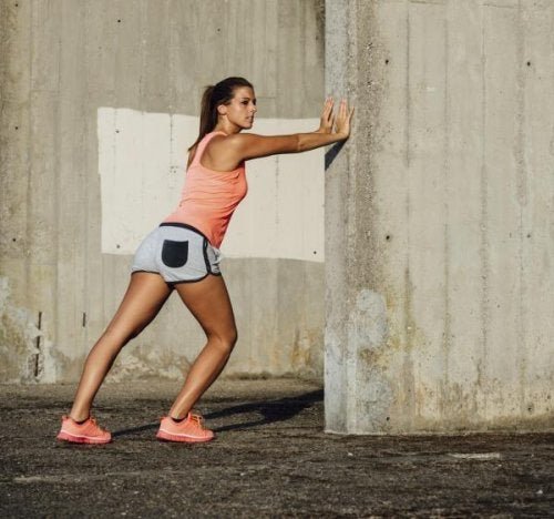 Pessoa fazendo alongamento para o joelho