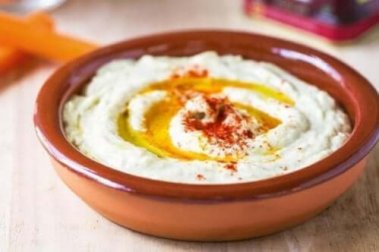 Hummus de grão de bico com pimentão