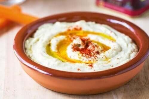 Hummus de grão de bico com pimentão