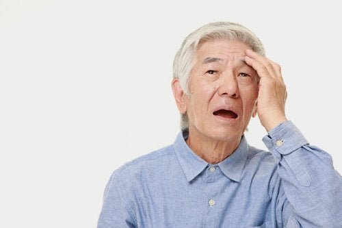 Idoso que esquece coisas