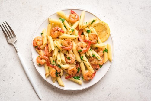 Como preparar macarrão com camarões ao limão