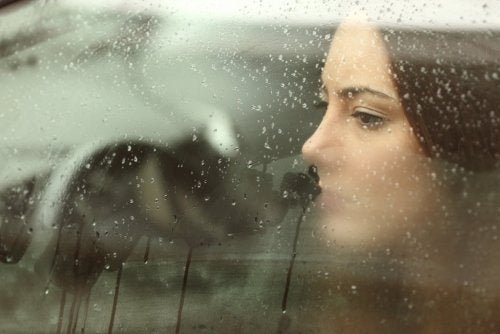 Mulher triste ppor causa de um divórcio