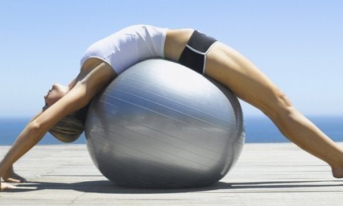 Mulher praticando pilates