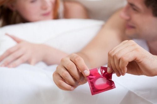 Casal usando proteção