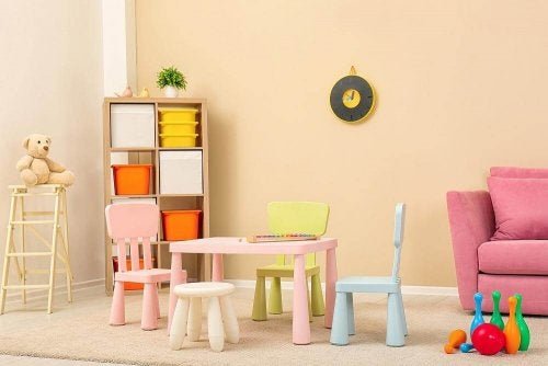 Quarto infantil com poucos móveis