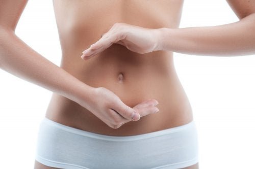 3 soluções de origem natural para limpar o umbigo