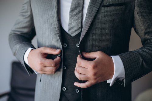 Noivo com traje