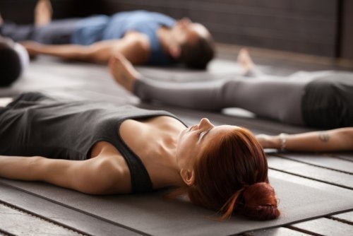 Pessoas em uma das posturas básicas de yoga