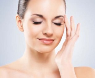 6 dicas para remover o brilho oleoso do rosto