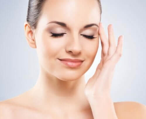 6 dicas para remover o brilho oleoso do rosto