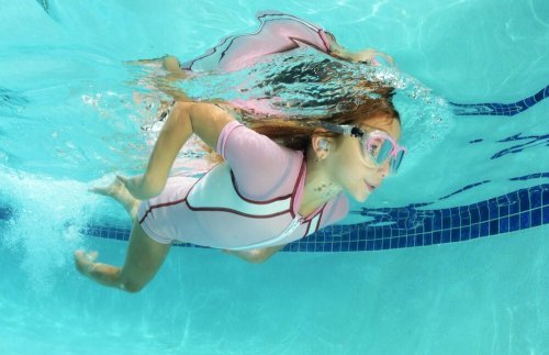 Menina nadando na piscina