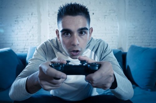 Adolecente jogando videogame