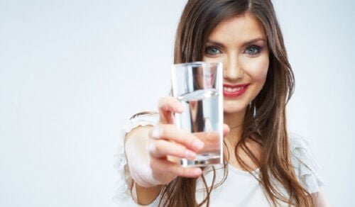 Para combater a cistite intersticial, beba bastante água