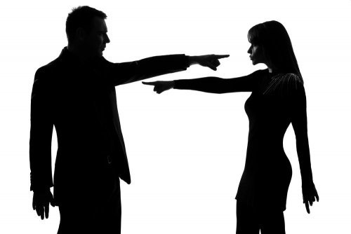 Casal discutindo