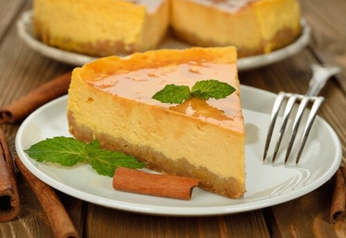 Porçao de cheesecake de piña colada