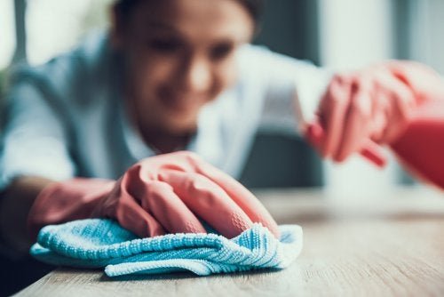 Como usar um desengordurante para combater manchas