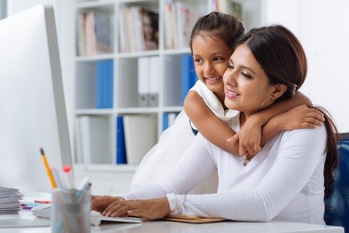 Mãe compartilhando o trabalho com a filha
