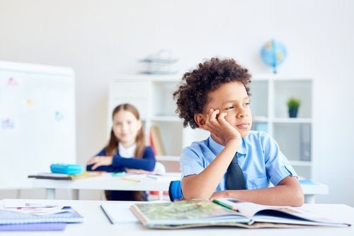 Criança distraída na aula: o que fazer?